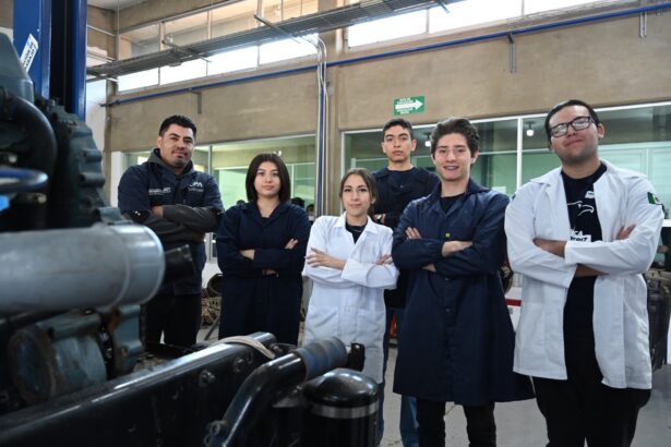 Estudiantes universitarios de Aguascalientes en un laboratorio durante una capacitación tecnológica