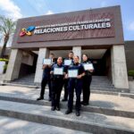 Elementos de la Policía de San Pedro muestran reconocimientos tras concluir capacitación en inglés con apoyo del Consulado de Estados Unidos en Monterrey