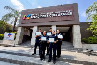 Elementos de la Policía de San Pedro muestran reconocimientos tras concluir capacitación en inglés con apoyo del Consulado de Estados Unidos en Monterrey