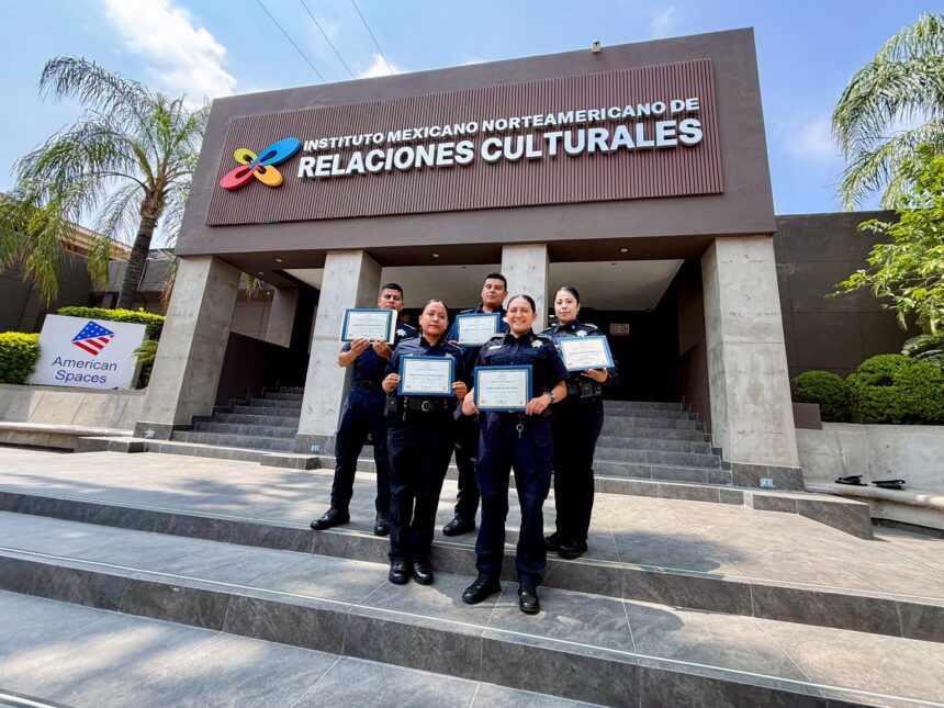 Elementos de la Policía de San Pedro muestran reconocimientos tras concluir capacitación en inglés con apoyo del Consulado de Estados Unidos en Monterrey