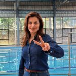 Persona frente a la alberca rehabilitada de la Unidad Deportiva Héroes de Chapultepec en Guadalajara