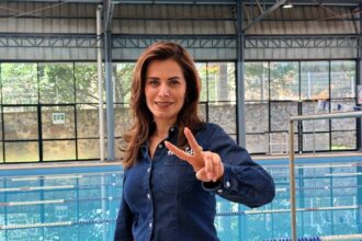 Persona frente a la alberca rehabilitada de la Unidad Deportiva Héroes de Chapultepec en Guadalajara