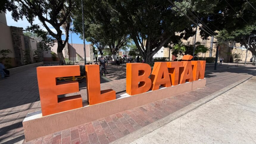 Maxiletras de El Batán en la plaza pública renovada por el Gobierno de Zapopan
