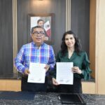 Juan Manuel Navarro Muñiz y Gloria Serrato Sánchez muestran los convenios firmados para fortalecer la atención y protección a mujeres en Soledad de Graciano Sánchez
