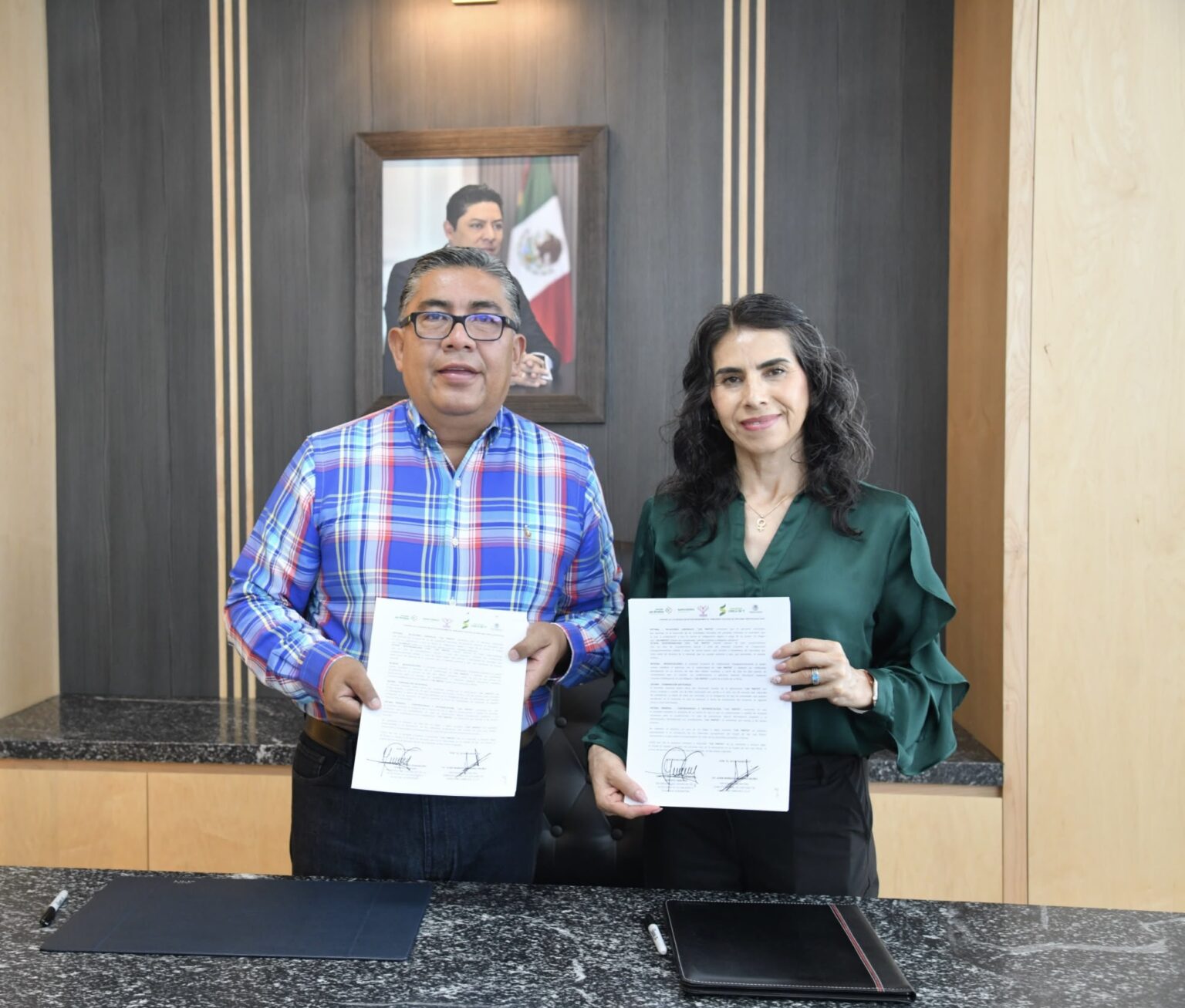 Juan Manuel Navarro Muñiz y Gloria Serrato Sánchez muestran los convenios firmados para fortalecer la atención y protección a mujeres en Soledad de Graciano Sánchez