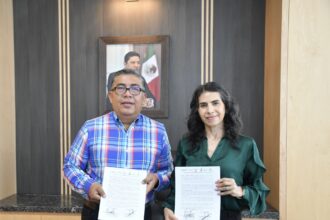 Juan Manuel Navarro Muñiz y Gloria Serrato Sánchez muestran los convenios firmados para fortalecer la atención y protección a mujeres en Soledad de Graciano Sánchez