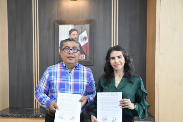 Juan Manuel Navarro Muñiz y Gloria Serrato Sánchez muestran los convenios firmados para fortalecer la atención y protección a mujeres en Soledad de Graciano Sánchez