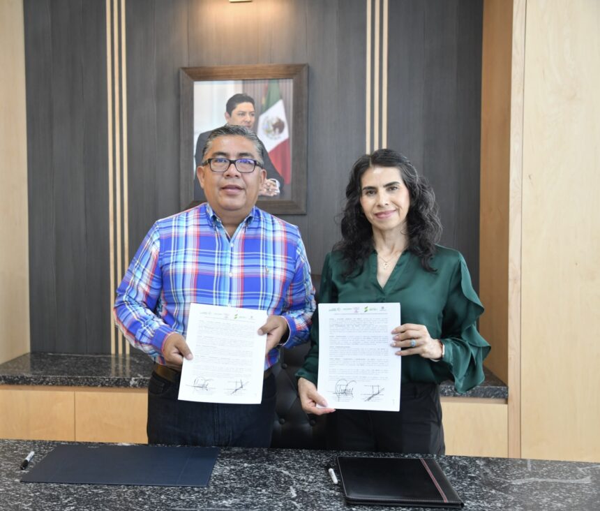 Juan Manuel Navarro Muñiz y Gloria Serrato Sánchez muestran los convenios firmados para fortalecer la atención y protección a mujeres en Soledad de Graciano Sánchez