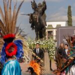 Concheros participan en una ceremonia por el aniversario de la fundación de Querétaro frente a la estatua del Apóstol Santiago en el Cerro del Sangremal.