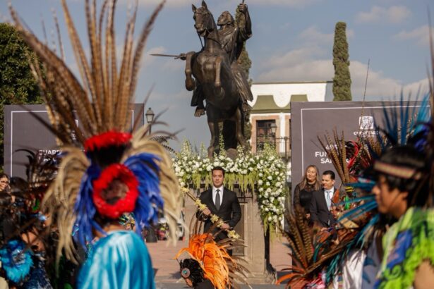 Concheros participan en una ceremonia por el aniversario de la fundación de Querétaro frente a la estatua del Apóstol Santiago en el Cerro del Sangremal.