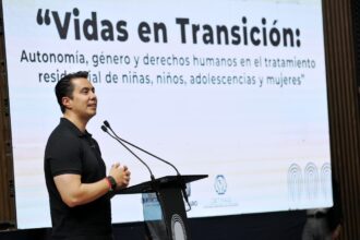 Felifer Macías durante el foro Vidas en transición sobre atención residencial y derechos humanos en Querétaro