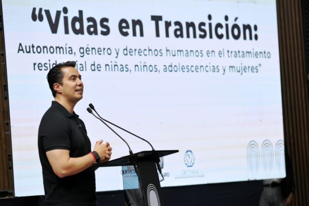 Felifer Macías durante el foro Vidas en transición sobre atención residencial y derechos humanos en Querétaro