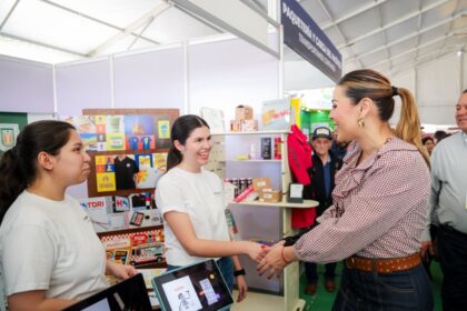Representante del Gobierno de Baja California saluda a expositoras durante una muestra de empresas locales en Mexicali
