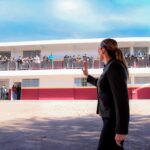 Marina del Pilar Ávila Olmeda durante una visita a un plantel educativo rehabilitado en Baja California