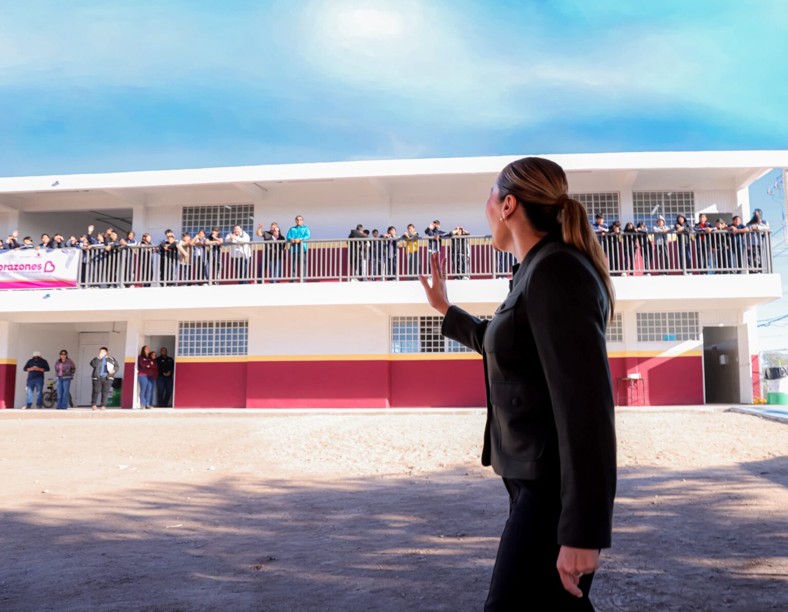 Marina del Pilar Ávila Olmeda durante una visita a un plantel educativo rehabilitado en Baja California