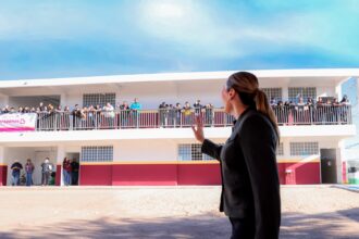 Marina del Pilar Ávila Olmeda durante una visita a un plantel educativo rehabilitado en Baja California