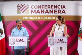 Marina del Pilar Avila Olmeda durante conferencia en Ensenada sobre el retiro de armas de fuego en Baja California