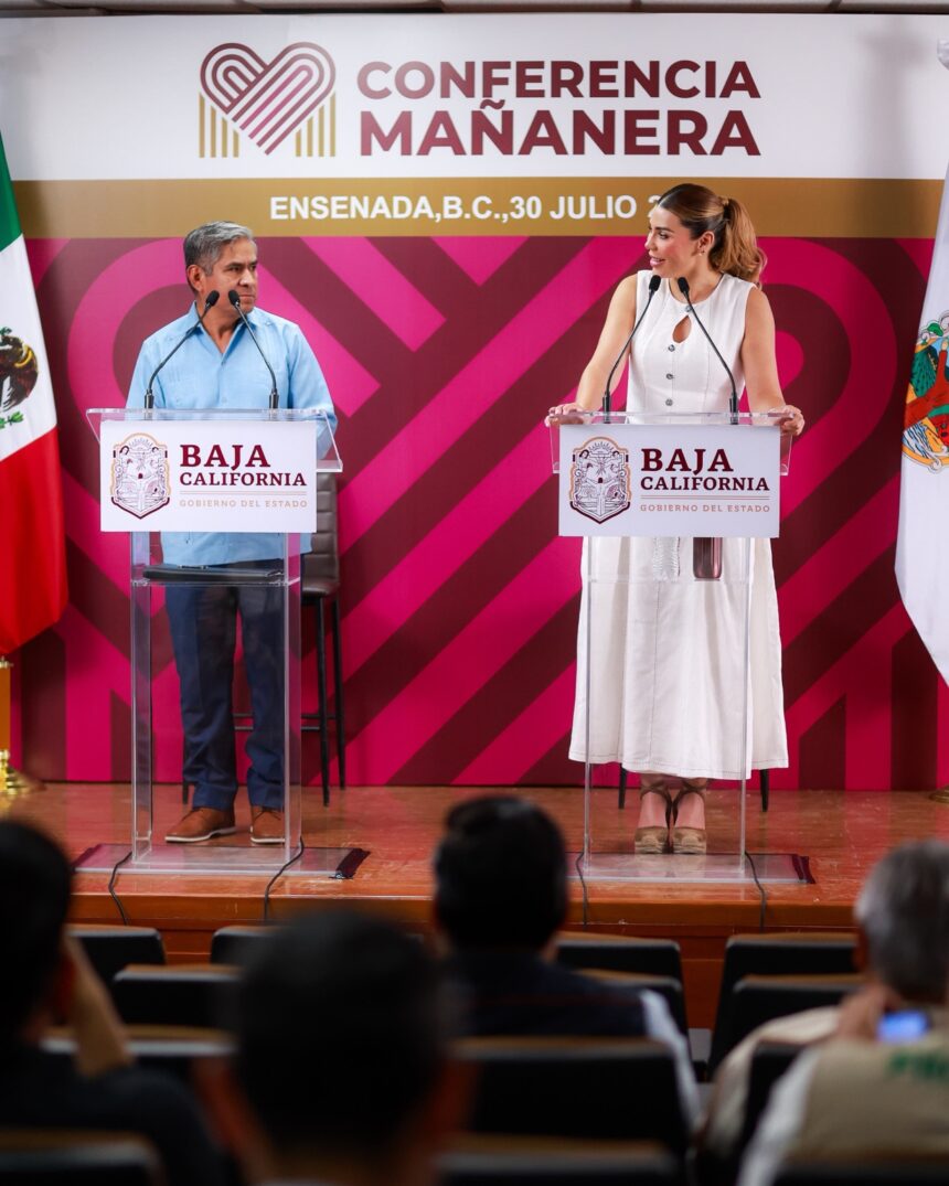 Marina del Pilar Avila Olmeda durante conferencia en Ensenada sobre el retiro de armas de fuego en Baja California