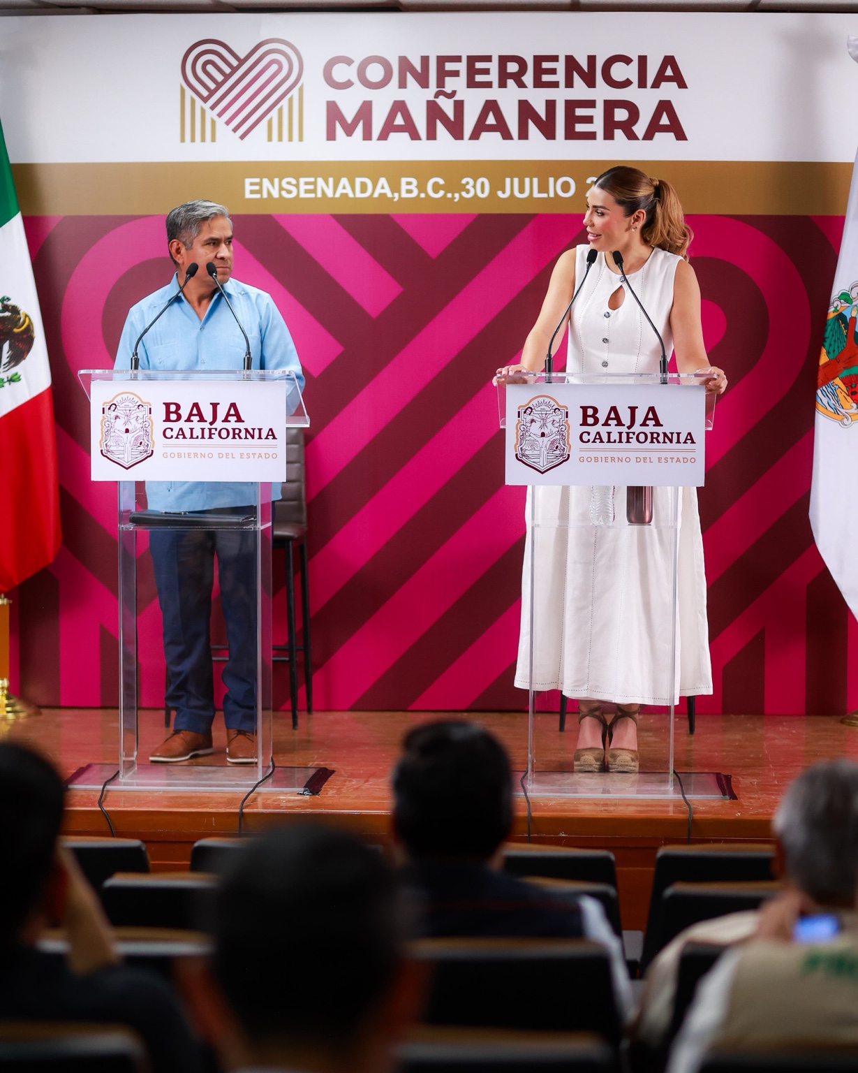 Marina del Pilar Avila Olmeda durante conferencia en Ensenada sobre el retiro de armas de fuego en Baja California