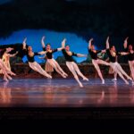 Bailarines del Ballet de Jalisco durante una función de El lago de los cisnes en el Teatro Degollado