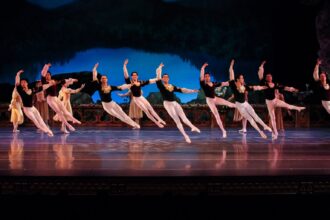 Bailarines del Ballet de Jalisco durante una función de El lago de los cisnes en el Teatro Degollado