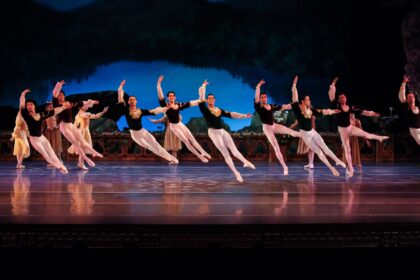 Bailarines del Ballet de Jalisco durante una función de El lago de los cisnes en el Teatro Degollado