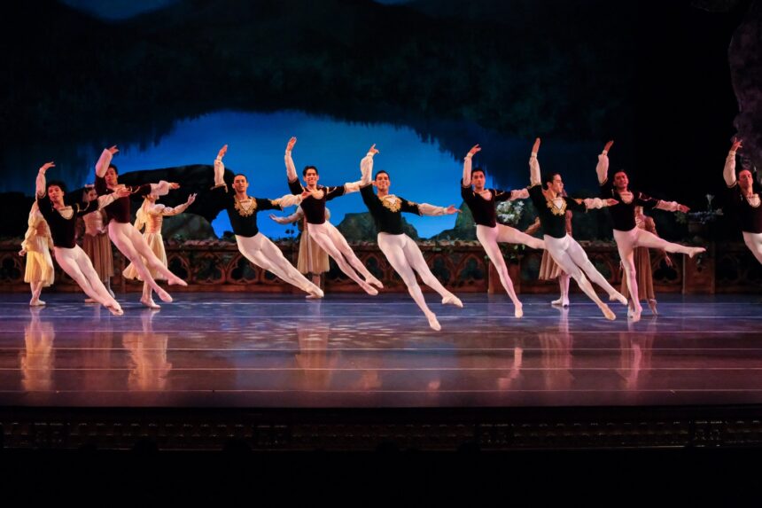 Bailarines del Ballet de Jalisco durante una función de El lago de los cisnes en el Teatro Degollado