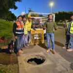 Brigadas municipales de Querétaro durante la colocación de tapas temporales en registros abiertos para reducir riesgos viales