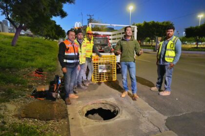 Brigadas municipales de Querétaro durante la colocación de tapas temporales en registros abiertos para reducir riesgos viales