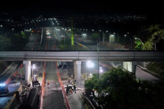 Trabajos nocturnos de obra en avenida Bernardo Quintana por el Tren México-Querétaro