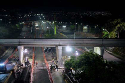 Trabajos nocturnos de obra en avenida Bernardo Quintana por el Tren México-Querétaro