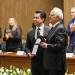 Entrega de una presea durante sesión solemne del Ayuntamiento de Querétaro por el 495 aniversario de Santiago de Querétaro