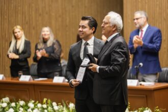 Entrega de una presea durante sesión solemne del Ayuntamiento de Querétaro por el 495 aniversario de Santiago de Querétaro