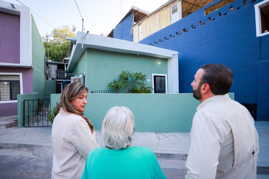 Mauricio Farah Giacomán y vecinas observan una fachada rehabilitada en la colonia Jesús M. Garza de San Pedro Garza García