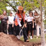 Autoridades y vecinos participan en jornada de plantación de árboles como parte de la estrategia de arbolado urbano de Guadalajara