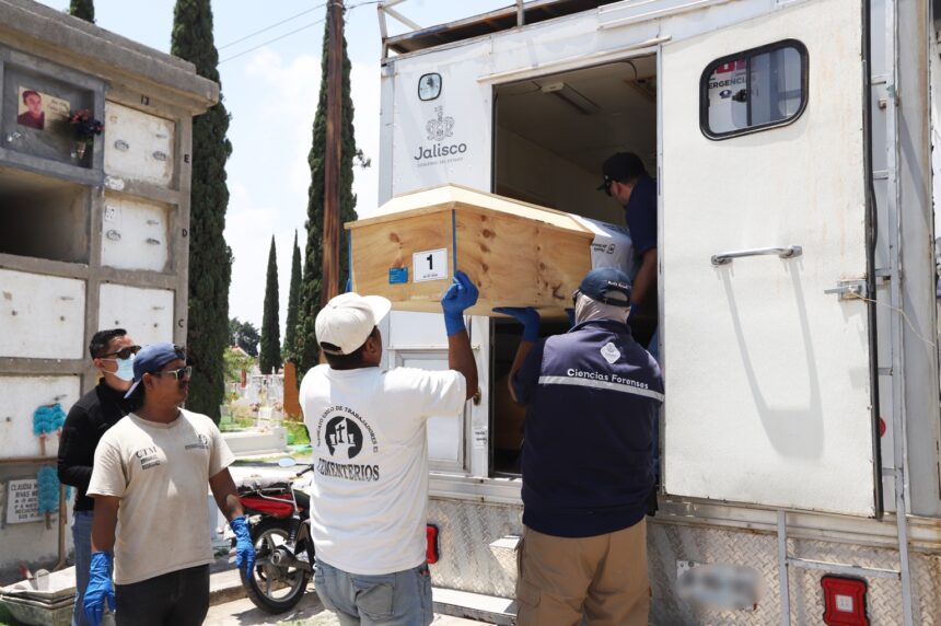 Personal del Instituto Jalisciense de Ciencias Forenses realiza la inhumación de personas fallecidas identificadas en el Panteón Guadalajara