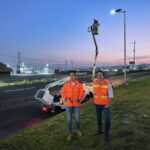 Trabajos de instalación de luminarias LED solares en el Libramiento Surponiente de Querétaro