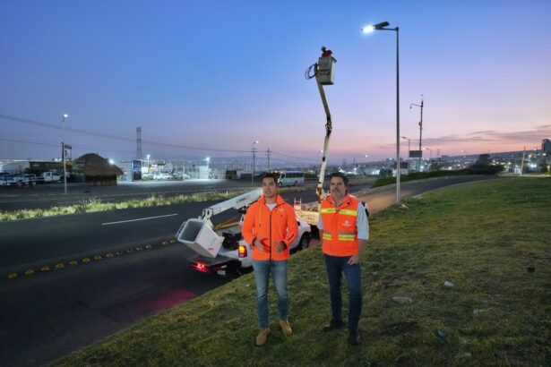 Trabajos de instalación de luminarias LED solares en el Libramiento Surponiente de Querétaro