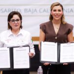 Marina del Pilar Ávila Olmeda y Laura Velázquez Alzúa muestran documentos durante la instalación del Puesto de Comando de Protección Civil en Baja California
