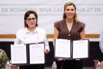 Marina del Pilar Ávila Olmeda y Laura Velázquez Alzúa muestran documentos durante la instalación del Puesto de Comando de Protección Civil en Baja California