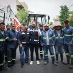 Personal de Servicios Públicos de San Pedro Garza García junto a maquinaria de mantenimiento urbano