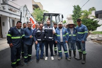 Personal de Servicios Públicos de San Pedro Garza García junto a maquinaria de mantenimiento urbano