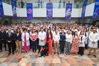 Personal médico y autoridades durante la inauguración de nuevas áreas de alta especialidad en el Centenario Hospital Miguel Hidalgo de Aguascalientes