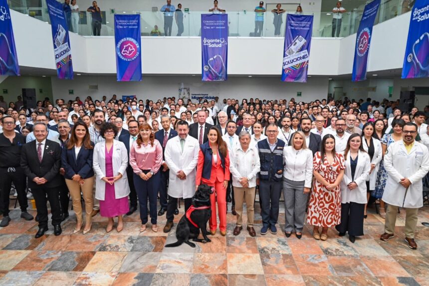 Personal médico y autoridades durante la inauguración de nuevas áreas de alta especialidad en el Centenario Hospital Miguel Hidalgo de Aguascalientes