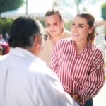 Marina del Pilar Avila Olmeda saluda a una persona durante un acto del Gobierno de Baja California
