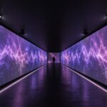 Túnel inmersivo de videomapping con proyecciones digitales en tonos morados para Fenapo 2026