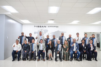 Tere Jiménez y representantes de Nissan, CFE y Cenace participan en reunión de planeación industrial en la Planta A1 de Nissan en Aguascalientes.