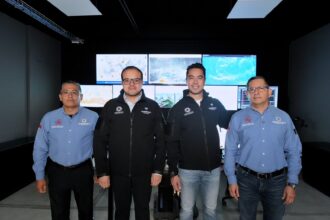 Felifer Macías visita el Centro de Monitoreo Meteorológico de Protección Civil Municipal de Querétaro.