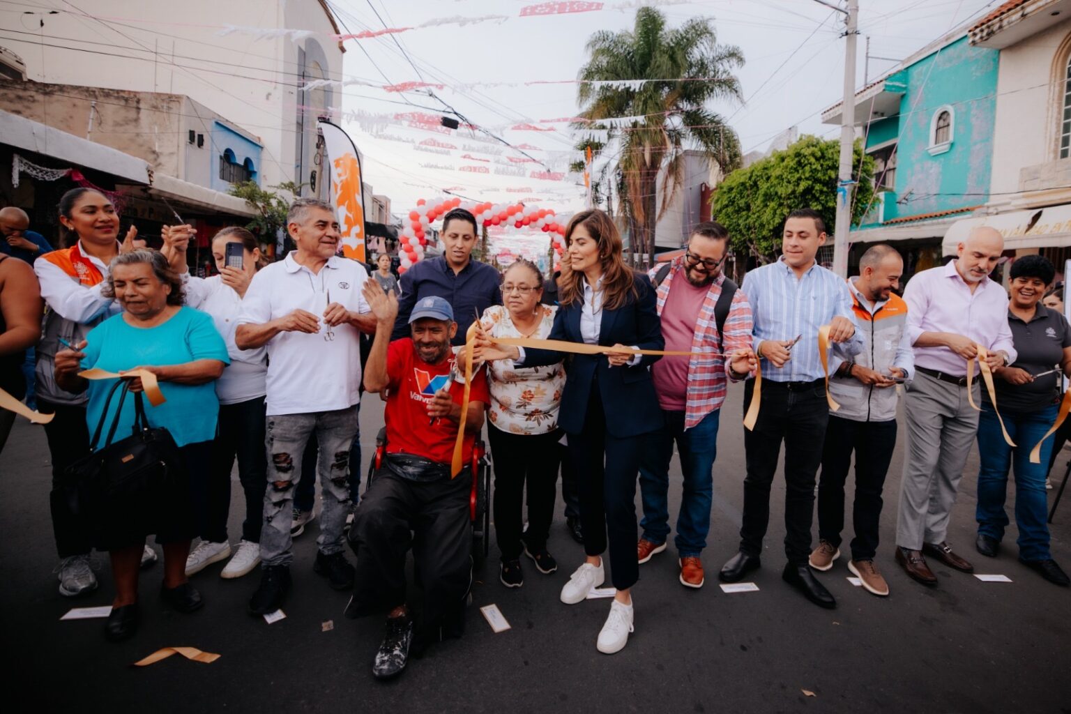 Vero Delgadillo entrega la rehabilitación de vialidades en la Zona del Vestir de Medrano, en Guadalajara.
