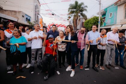 Vero Delgadillo entrega la rehabilitación de vialidades en la Zona del Vestir de Medrano, en Guadalajara.